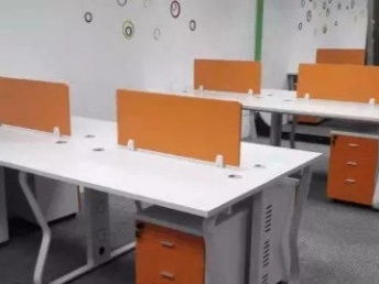 深圳辦公用品工廠直銷 現(xiàn)貨辦公桌、屏風(fēng)卡位、老板桌與辦公椅一站式采購指南